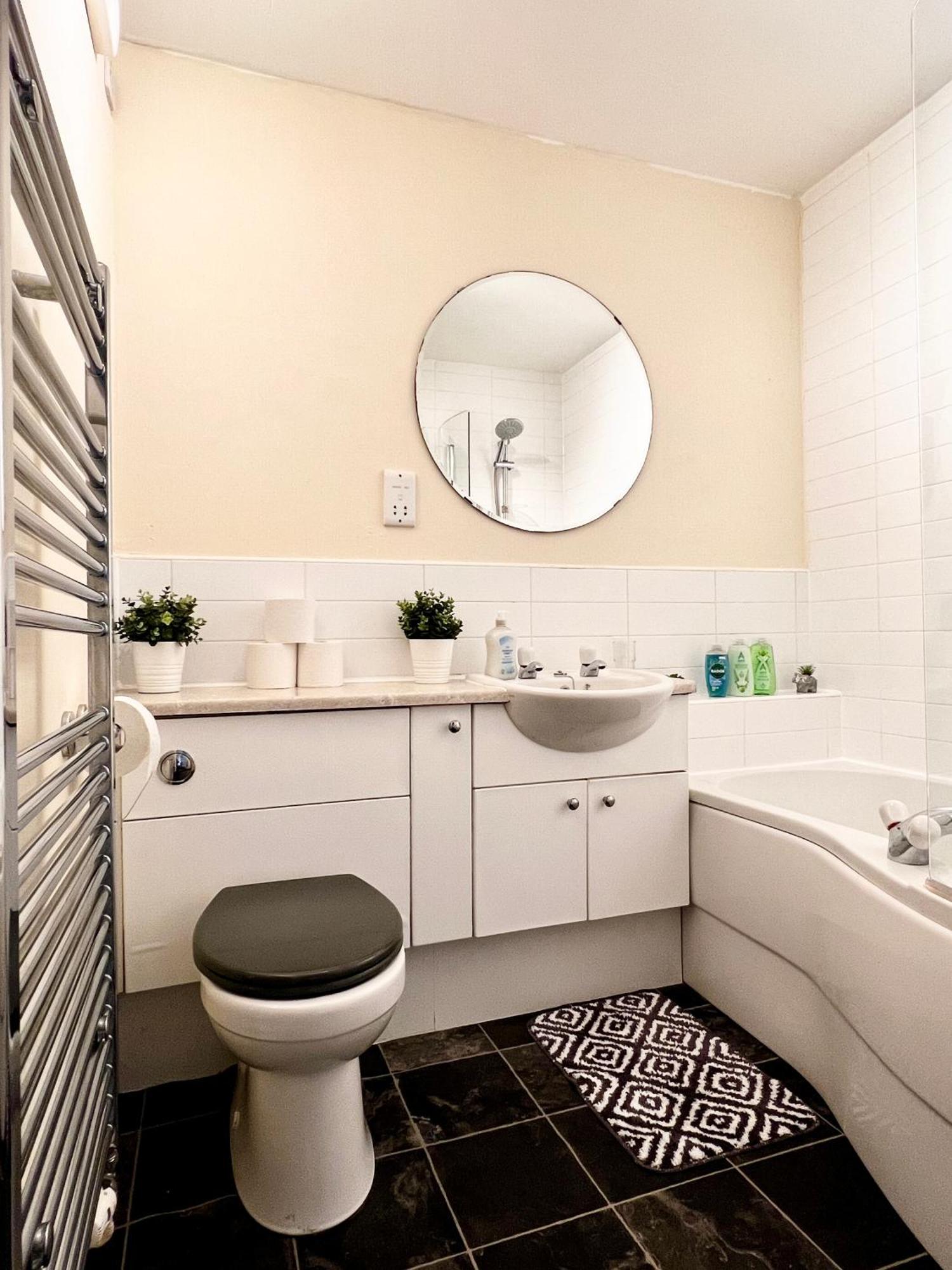 グラスゴーStylish Modern Flat With Juliet Balcony & Parkingアパートメント エクステリア 写真