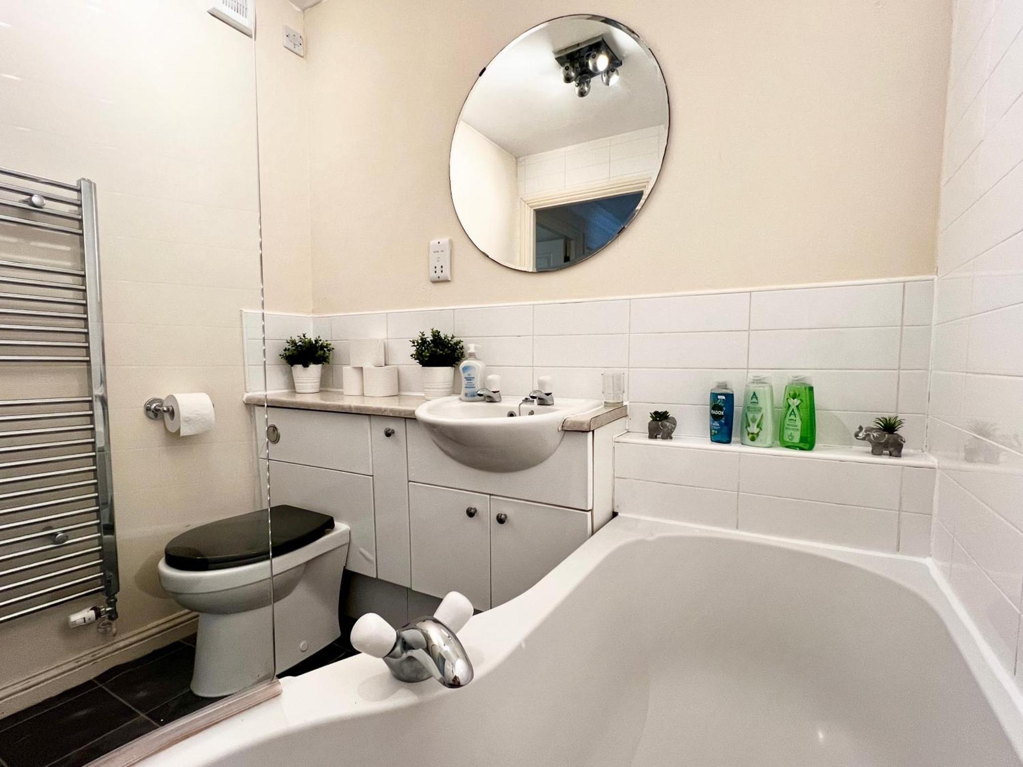 グラスゴーStylish Modern Flat With Juliet Balcony & Parkingアパートメント エクステリア 写真